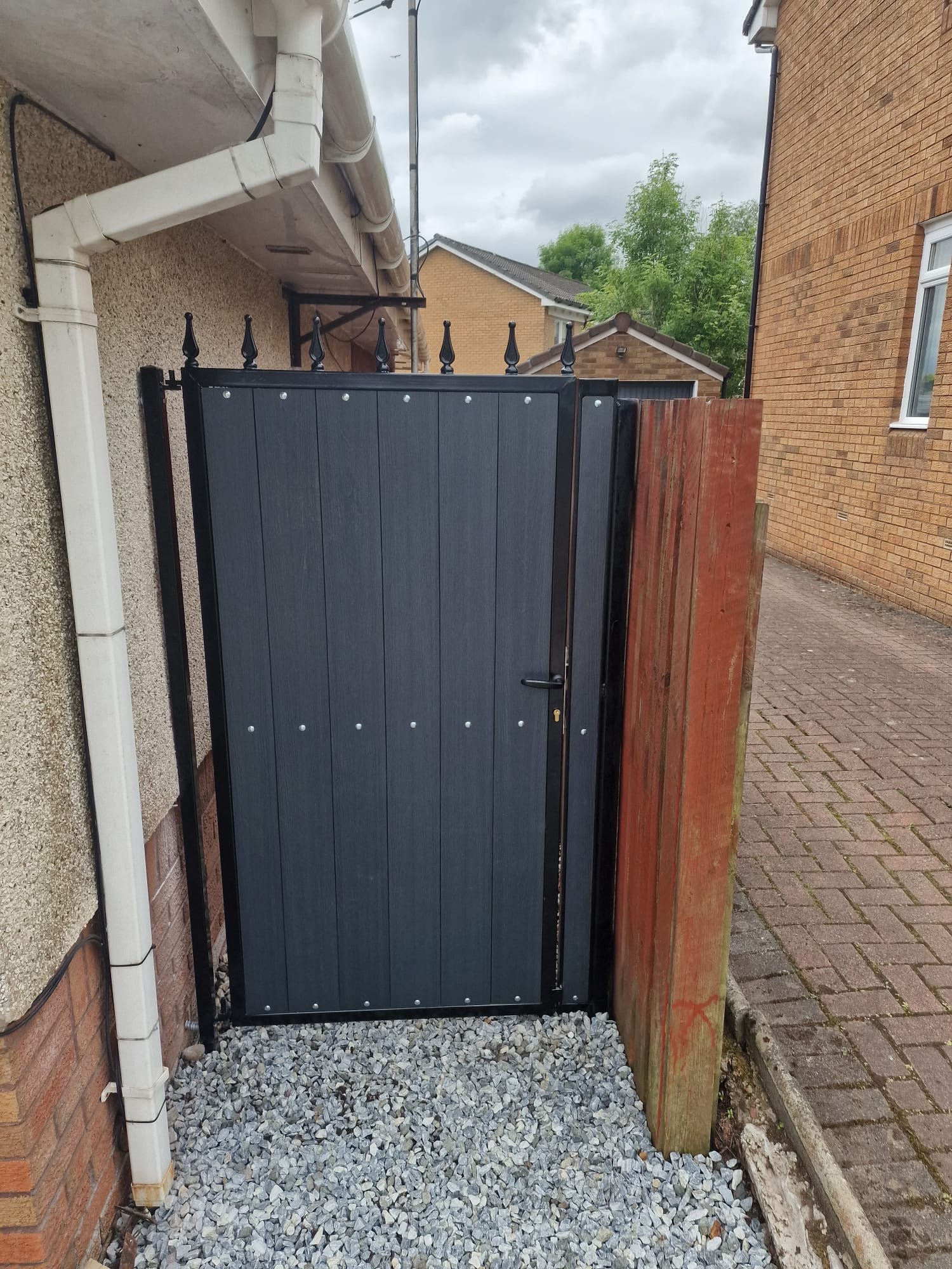 Anthracite composite side gate with iron finials