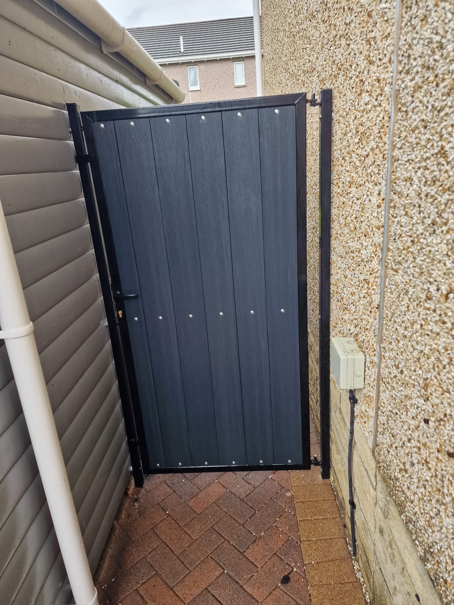 Black composite side gate