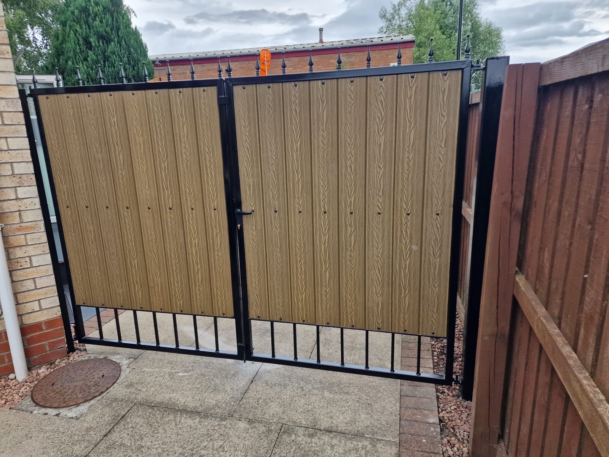 Oak-effect composite double gates with iron railing base